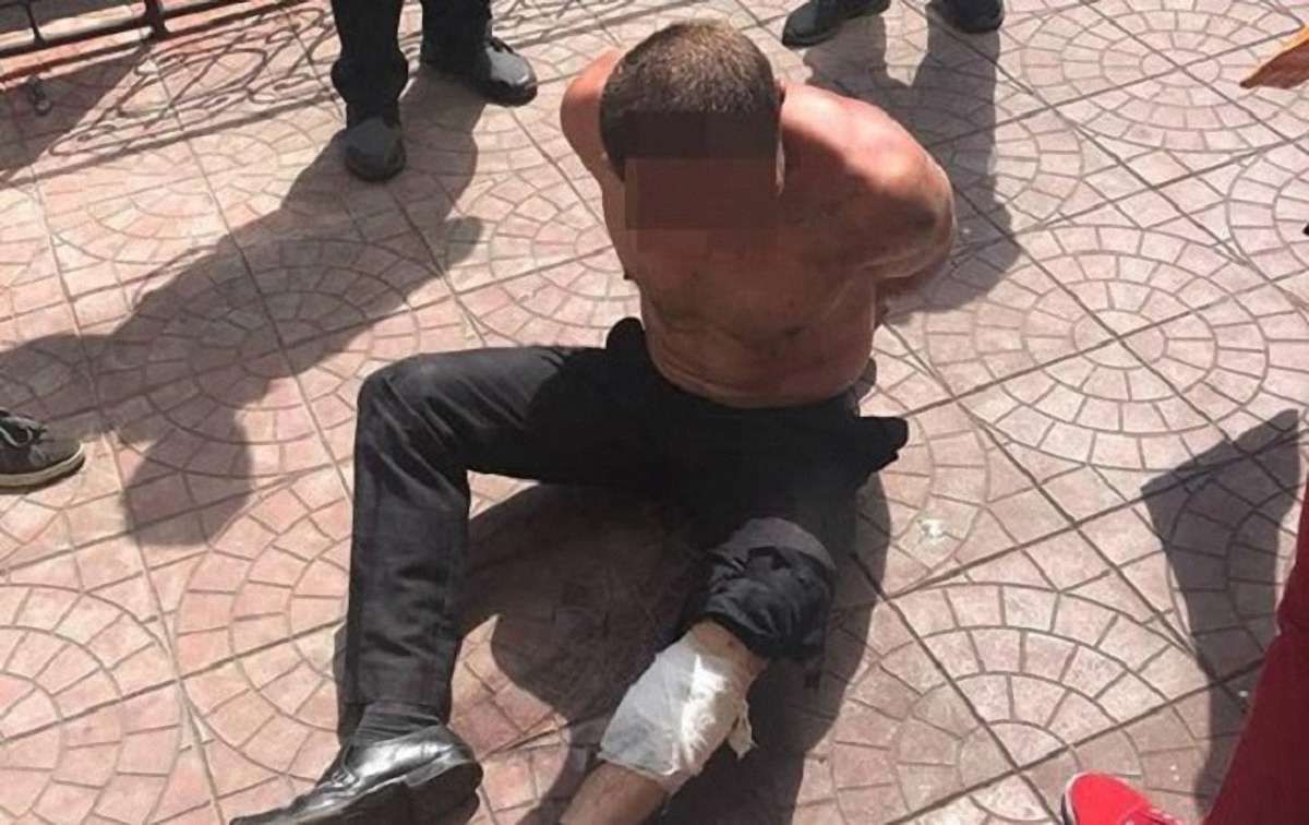У Києві зі стріляниною затримали чоловіка, який з ножем кидався на поліцейських