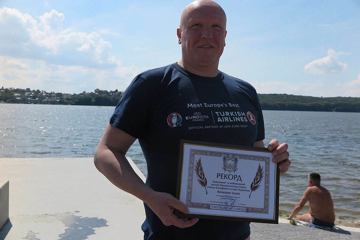 Львівський шеф-кухар переплив тернопільське озеро за рекордний час