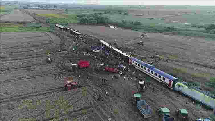 Щонайменше 10 людей загинули внаслідок сходження пасажирського поїзда з рейок в Туреччині
