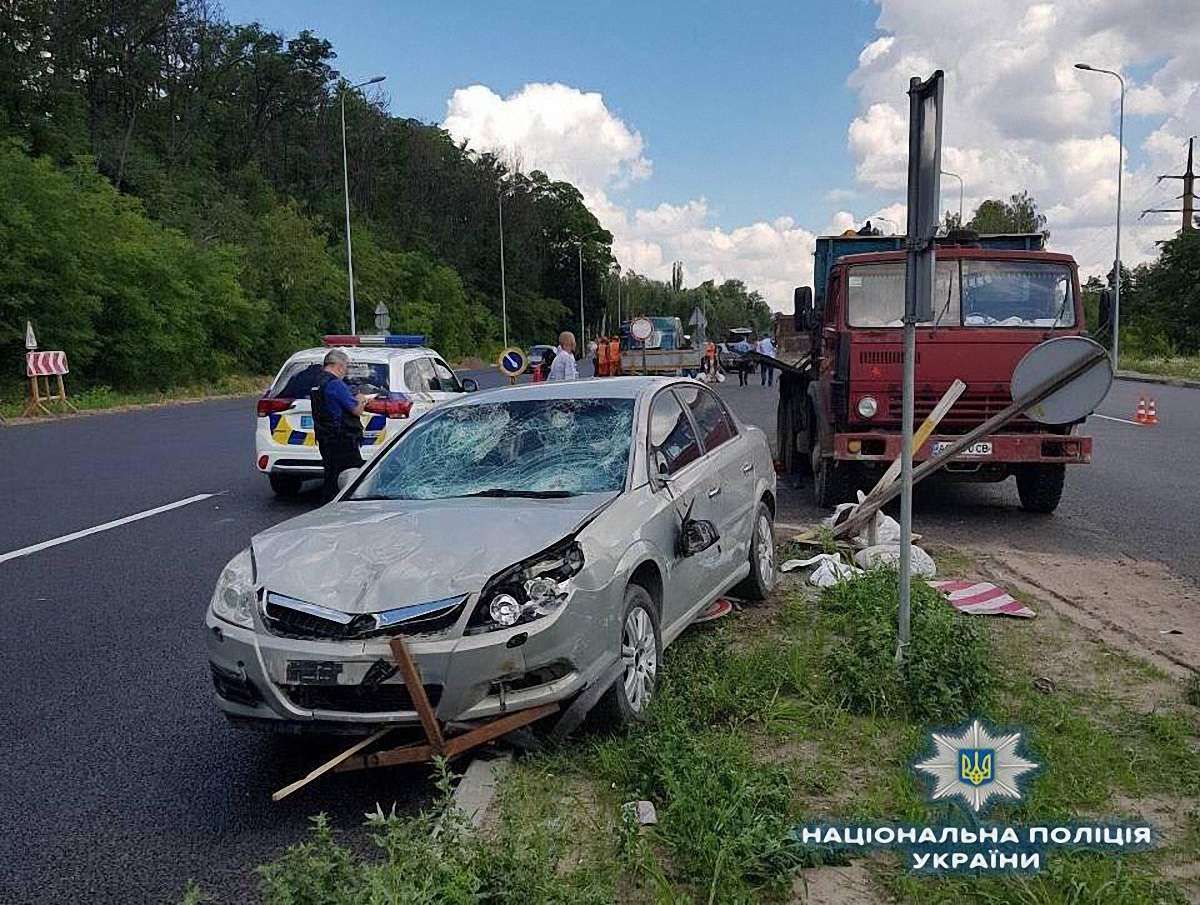 На трасі Київ-Одеса легковий Opel врізався у групу дорожніх робітників