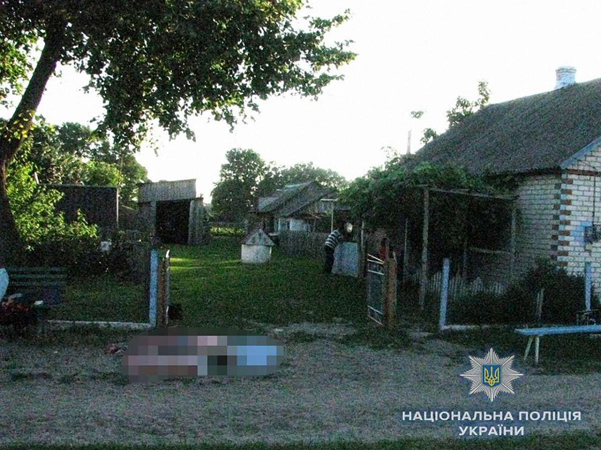 На Рівненщині п'яний 30-річний селянин на смерть переїхав трактором рідну матір