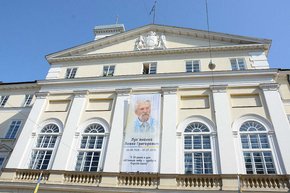 У Львові приспустили прапор та вивісили банер з портретом Левка Лук'яненка