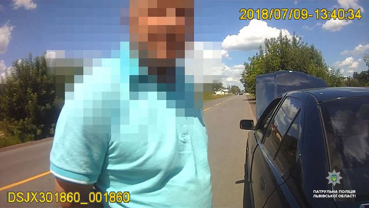 Водій з підробленими документами пропонував львівським поліцейським $100 хабара