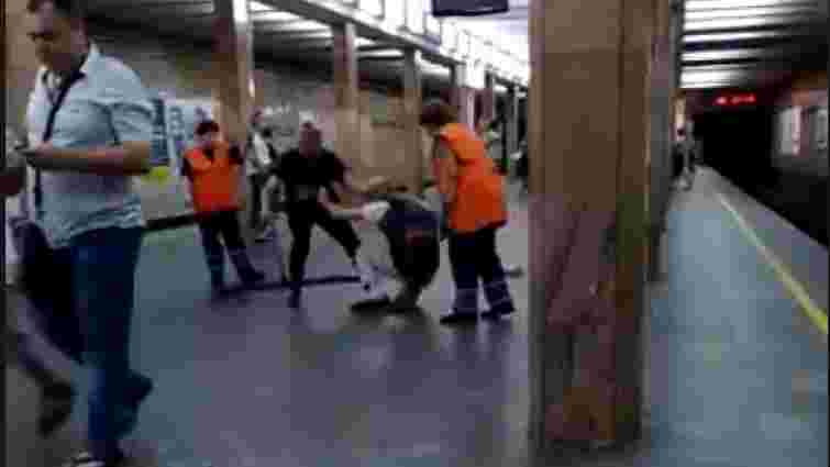 Прокуратура відкрила справу проти поліцейського, який жорстоко побив чоловіка у київському метро