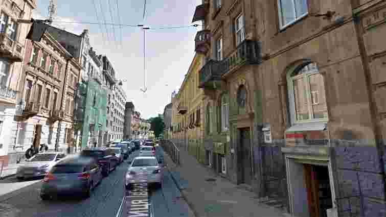 У Львові із балкону на третьому поверсі впав нетверезий чоловік