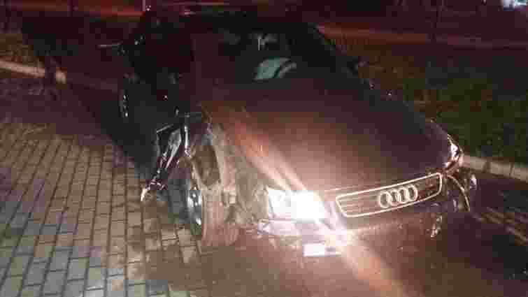 У Львові п'яний водій зніс парапети і покинув автомобіль на місці ДТП