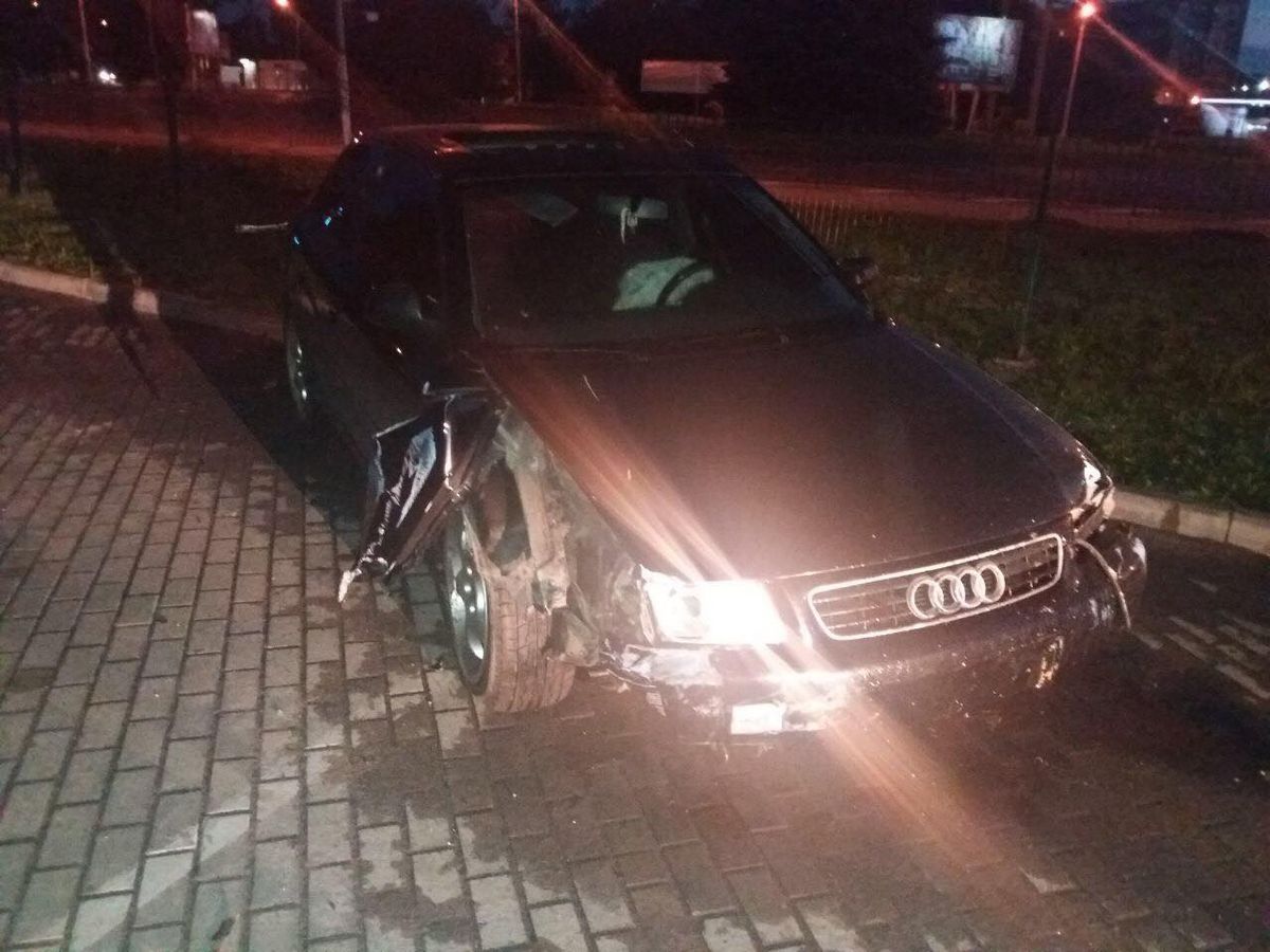У Львові п'яний водій зніс парапети і покинув автомобіль на місці ДТП