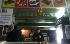 У фаст-фуді в центрі Львова отруїлись 9 людей