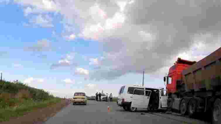 На Прикарпатті мікроавтобус зіткнувся із вантажівкою, загинуло четверо людей