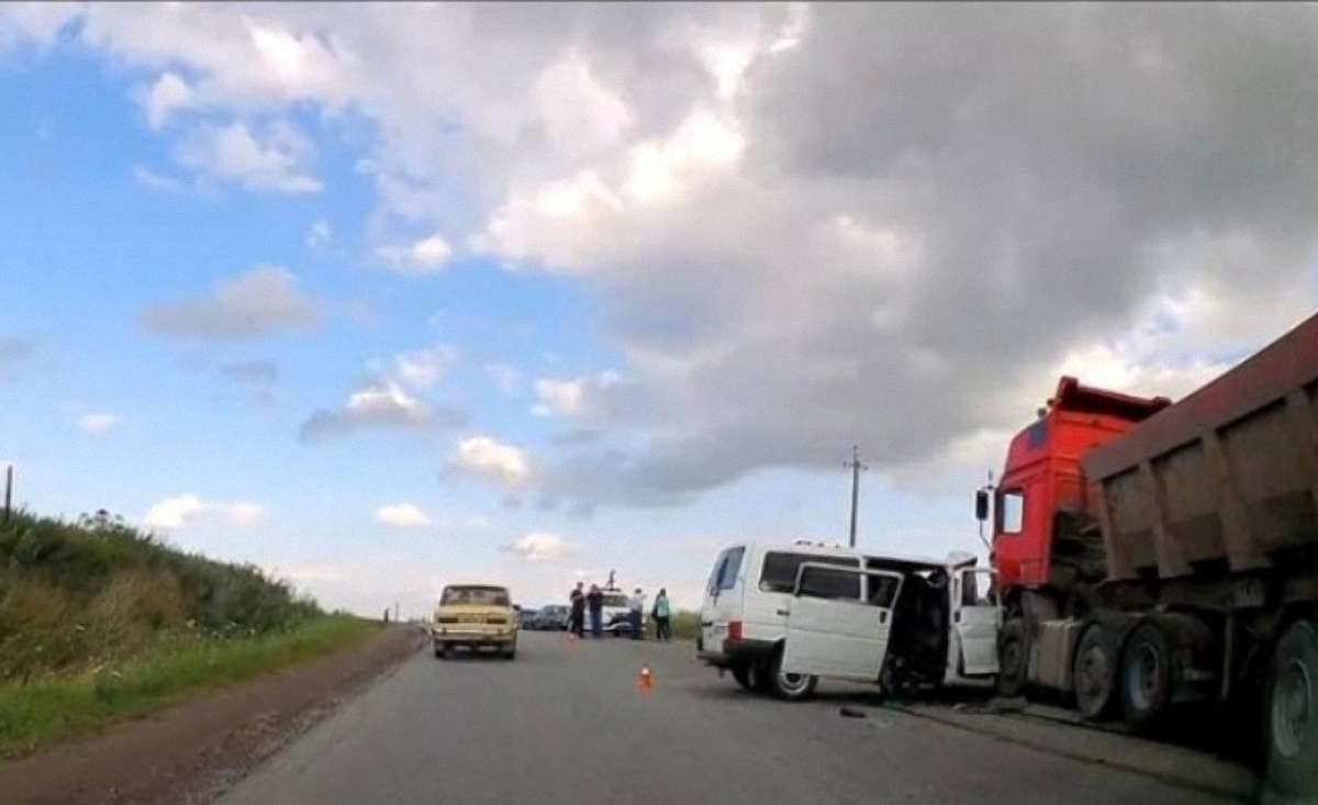 На Прикарпатті мікроавтобус зіткнувся із вантажівкою, загинуло четверо людей