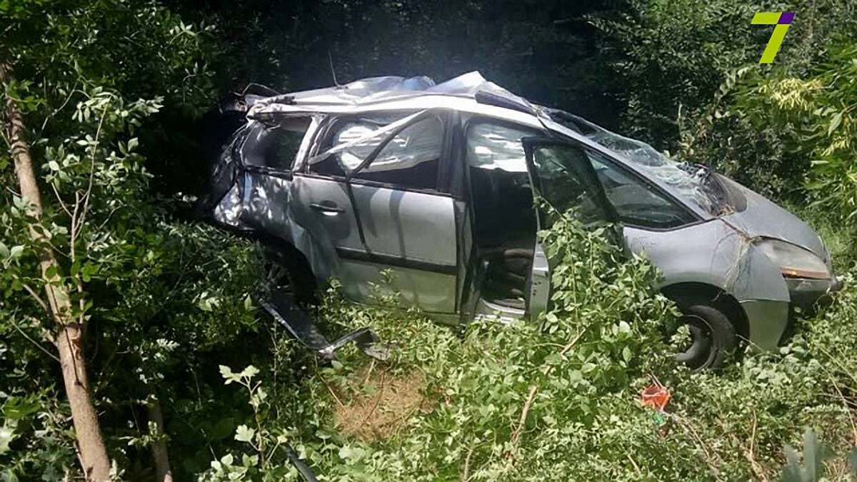 Під Одесою вантажівка в'їхала в легковик: загинула дитина, ще четверо людей постраждали