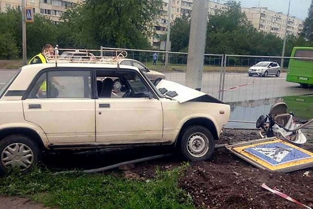 У Харкові автомобіль збив на тротуарі візок з 5-місячною дитиною