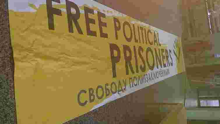 На фінсько-російському кордоні затримали активістів через банер «Свободу політв’язням»