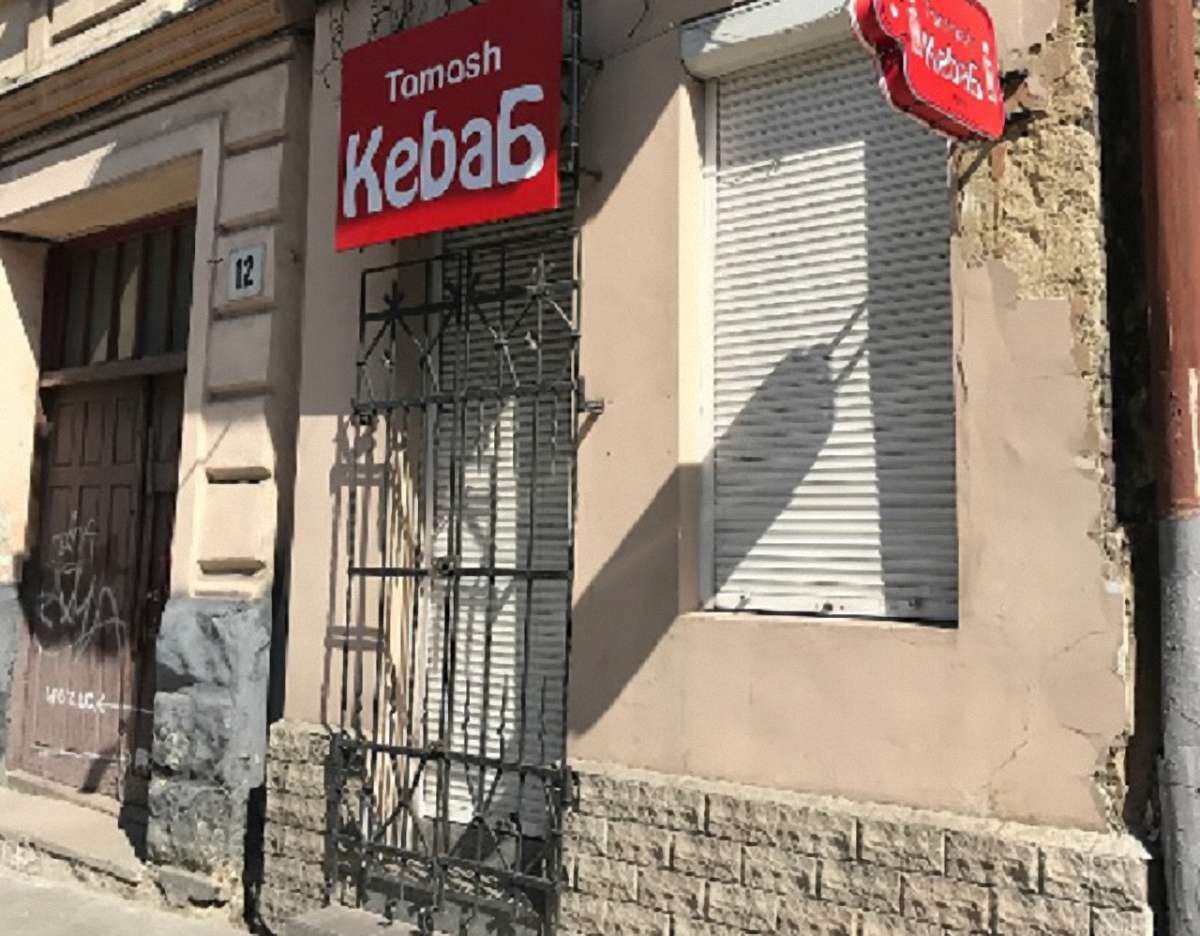 Ще двоє людей звернулися до медиків внаслідок отруєння фаст-фудом у центрі Львова