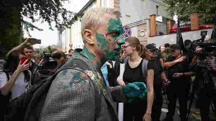 На пікеті проти Назара Холодницького активістів закидали тортами та облили зеленкою