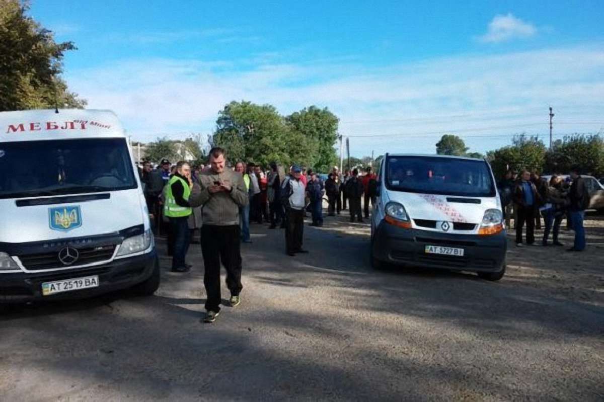 На Прикарпатті селяни перекрили дорогу Калуш-Миколаїв, вимагаючи відремонтувати її