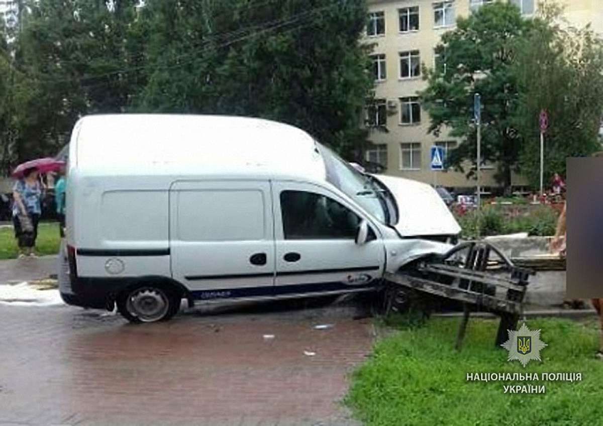 У центрі Полтави автомобіль в'їхав у підземний перехід і на смерть збив комунальника