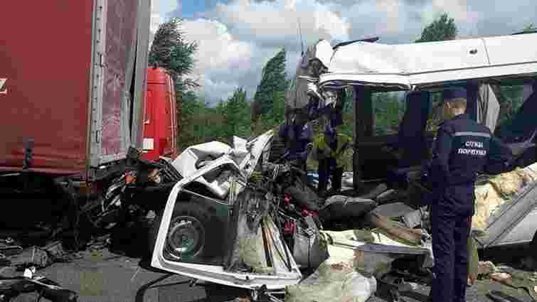 На Житомирщині унаслідок зіткнення вантажівки з мікроавтобусом загинуло 10  людей
