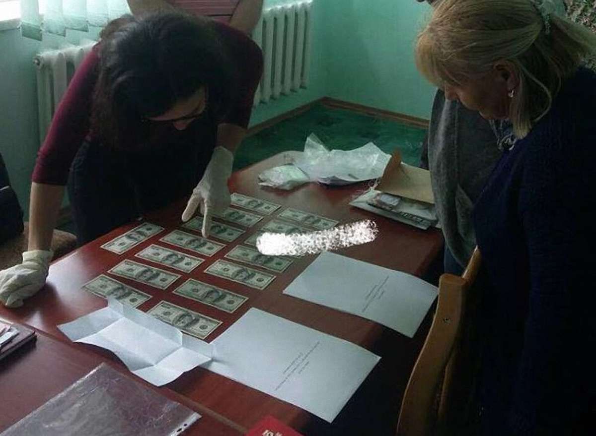 47-річного бізнесмена з Жовківщини затримали за спробу дати хабар прокурору