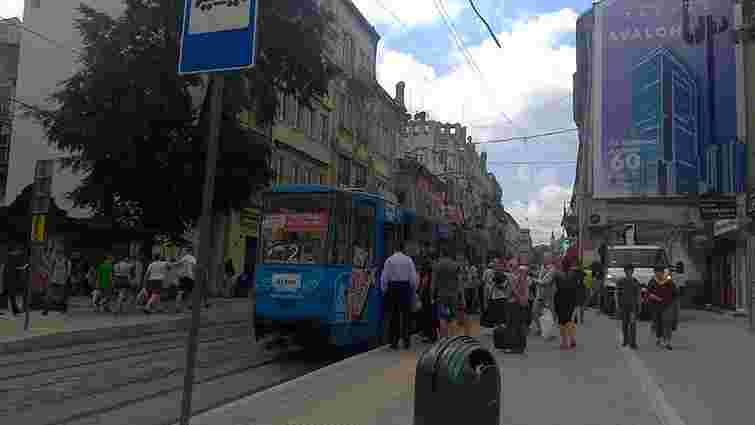 На вул. Дорошенка в центрі Львова перенесли зупинку громадського транспорту