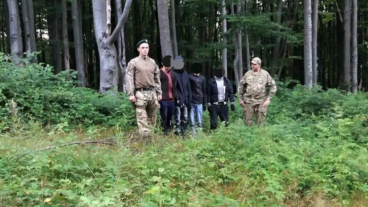 На Закарпатті затримали дванадцять нелегальних мігрантів з В’єтнаму