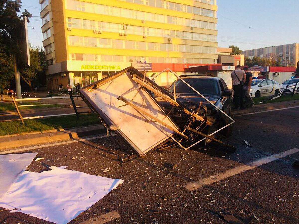 У Львові 62-річна водійка BMW в'їхала в рекламний щит