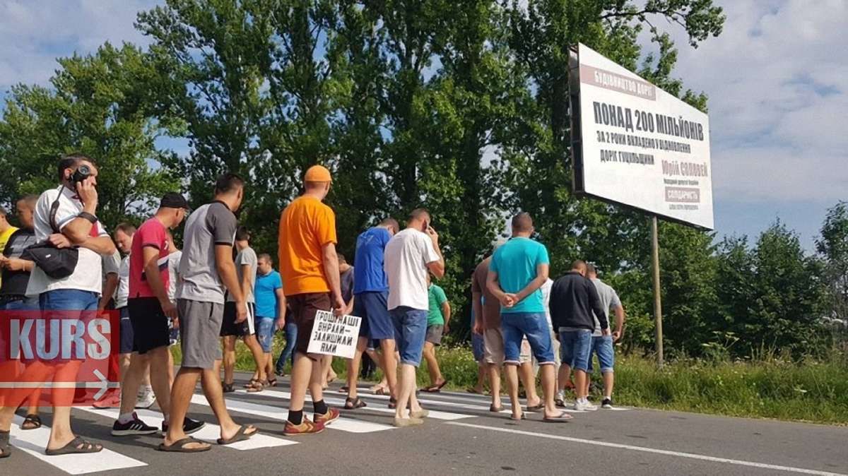 На Івано-Франківщині місцеві жителі перекрили трасу з вимогою відремонтувати дороги