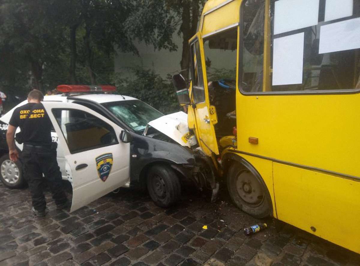 У Львові зіткнулись маршрутка й автомобіль приватної охоронної компанії, є постраждалі