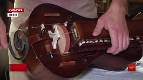 Львів'янин Гордій Старух виготовляє ліри за зразками стародавніх інструментів