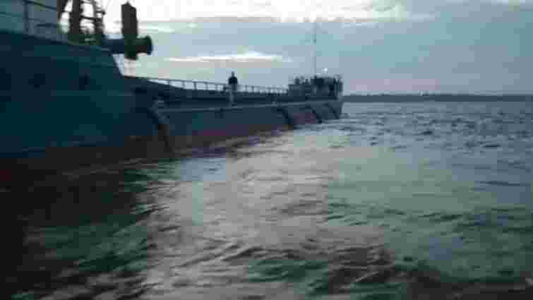 В Очакові на Миколаївщині у море скидають невідому речовину