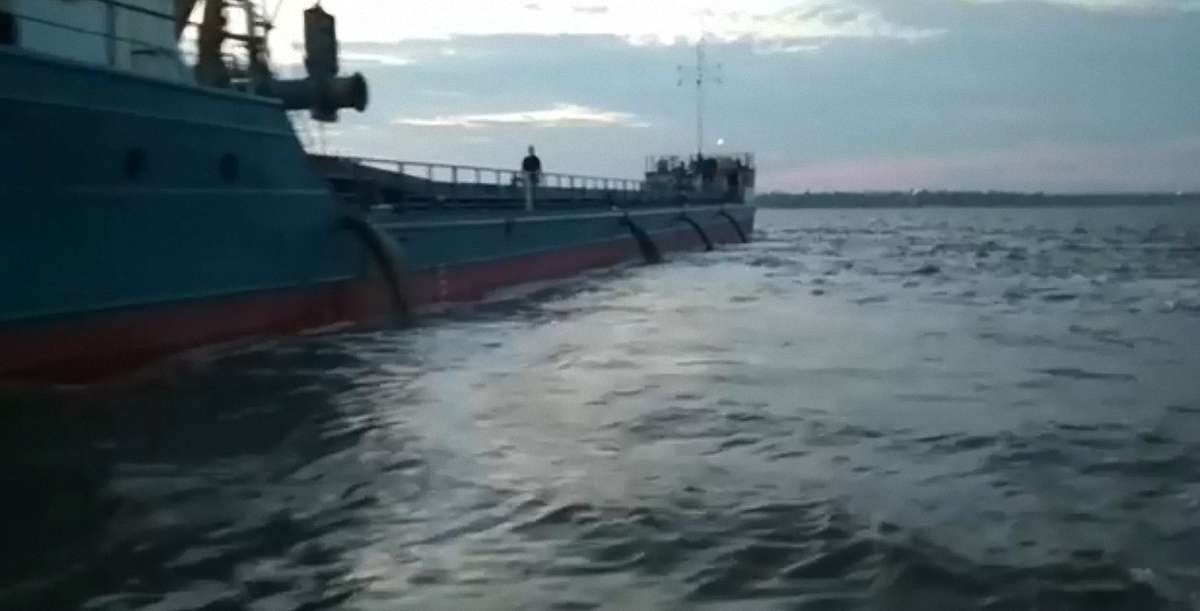 В Очакові на Миколаївщині у море скидають невідому речовину