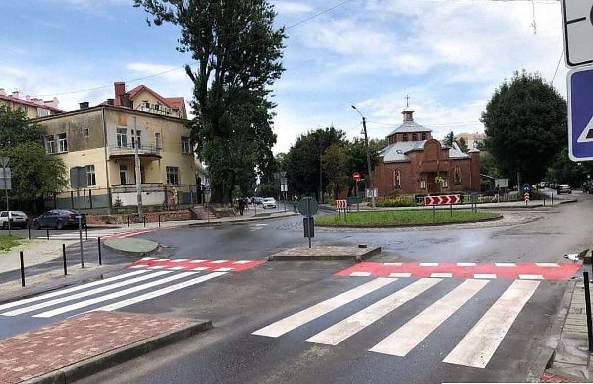 На складному перехресті Нового Львова облаштували кільцевий рух