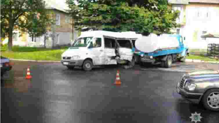 Внаслідок зіткнення молоковоза та мікроавтобуса у Червонограді постраждали четверо людей