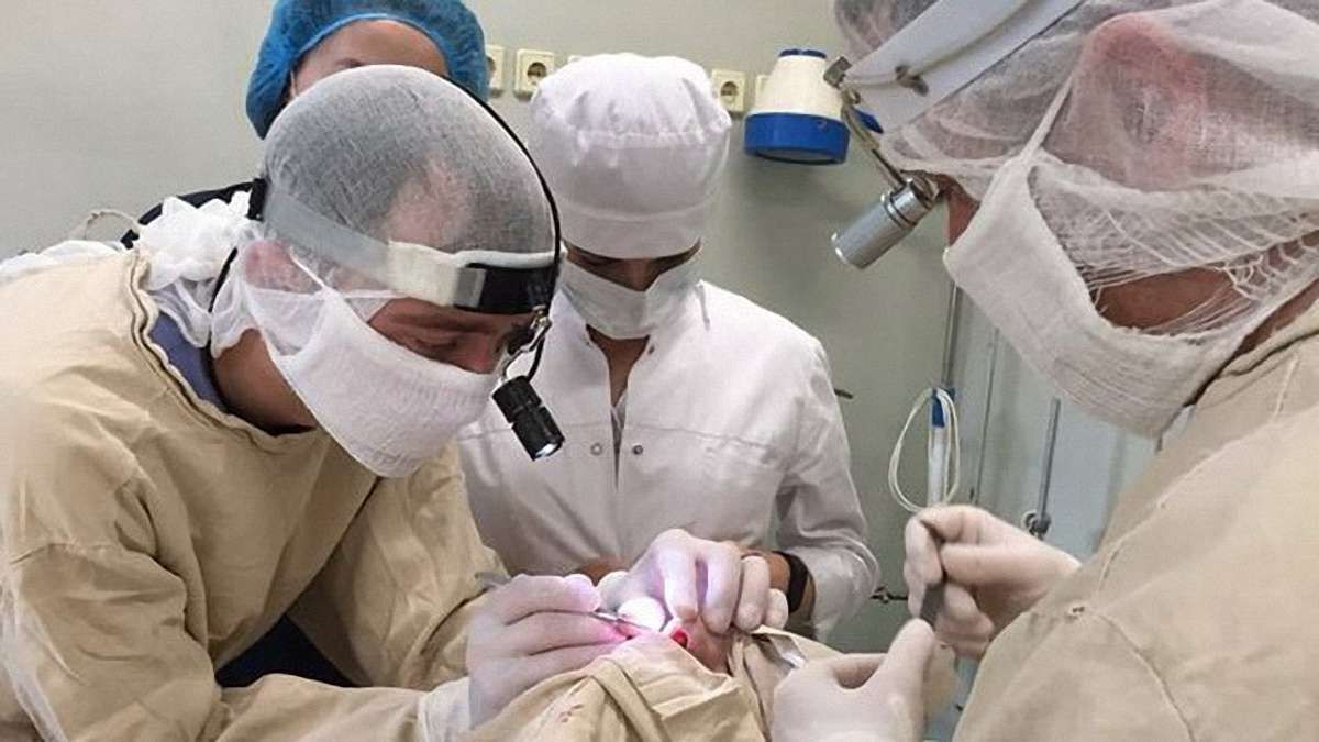 У Львові дитячі отоларингологи заново сформували ніс 17-річному хлопцю