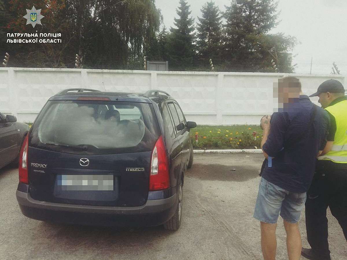 Львівські патрульні затримали викрадача автомобіля на виїзді зі Львова