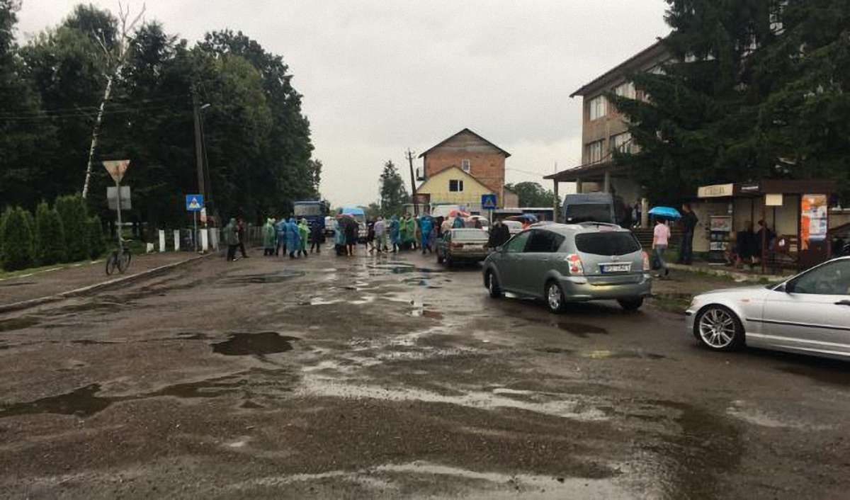 В Івано-Франківській області авто в’їхало у натовп мітингувальників, є постраждалі