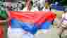 Учасниця хресної ходи у Києві розгорнула прапор Росії. Фото дня