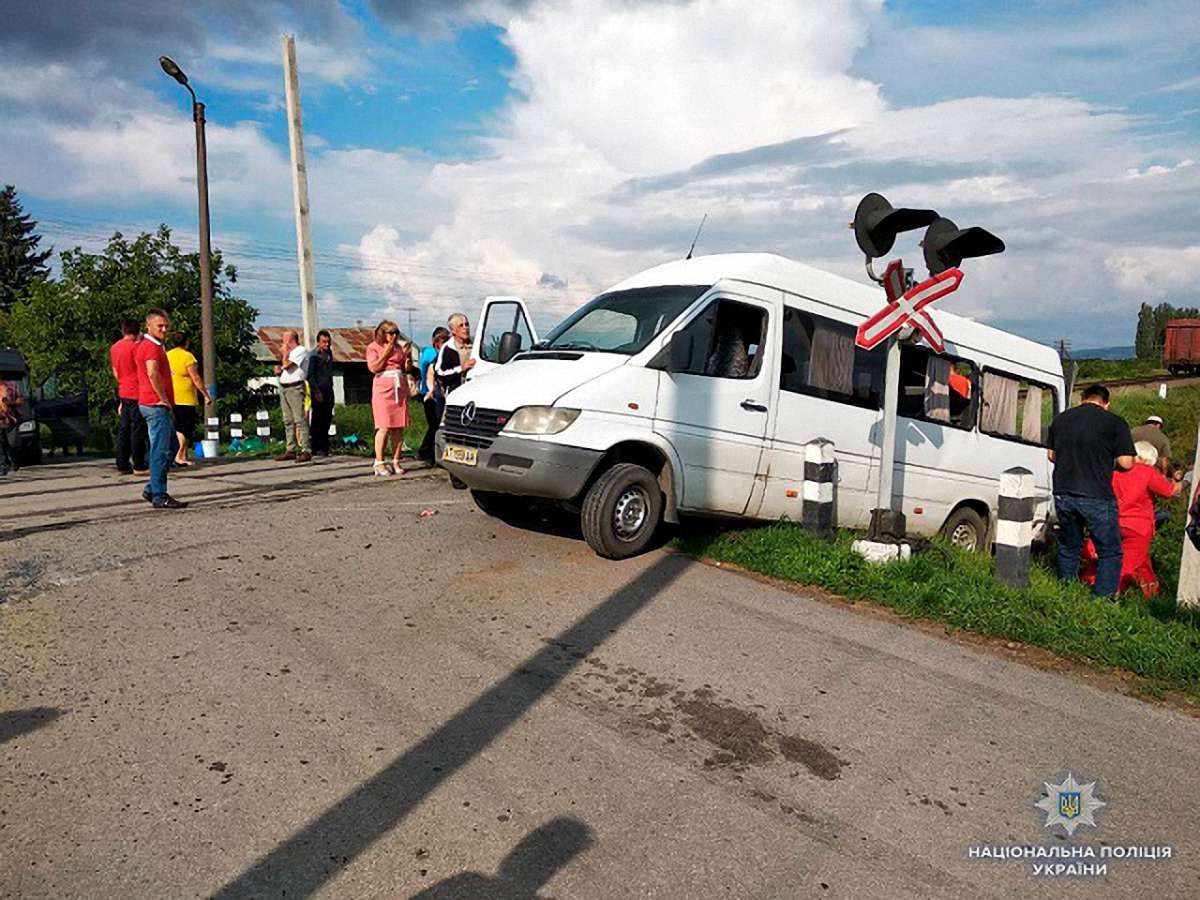 На Буковині через зіткнення мікроавтобуса з поїздом загинуло двоє людей