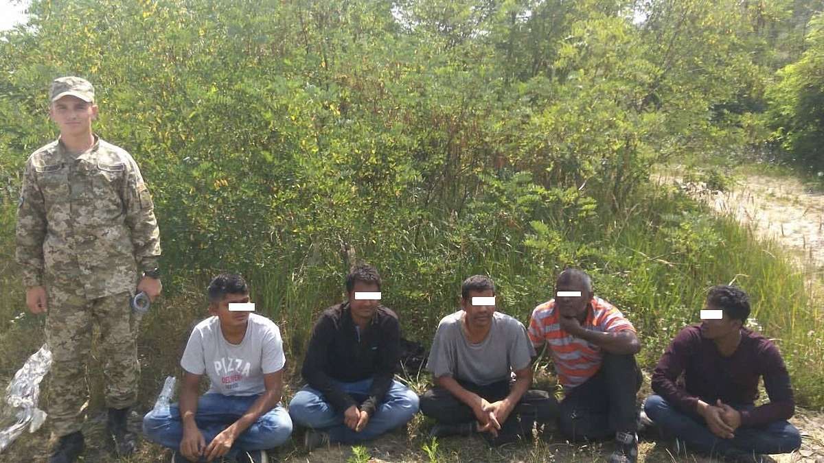 На Закарпатті прикордонники затримали групу нелегалів з Індії та Пакистану