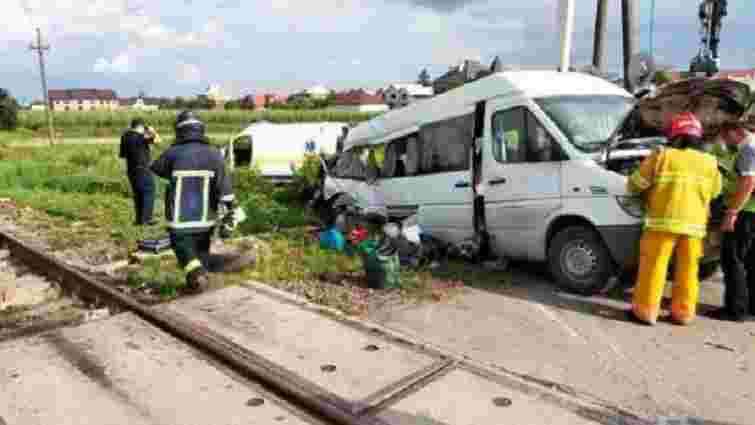 У мережі опублікували відео смертельної ДТП на Буковині, де маршрутка не пропустила поїзд