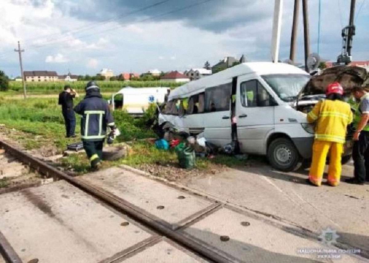 У мережі опублікували відео смертельної ДТП на Буковині, де маршрутка не пропустила поїзд