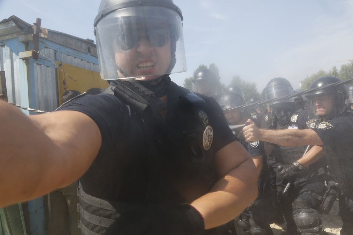 У Києві поліцейський розпилив газ у обличчя фотокореспонденту
