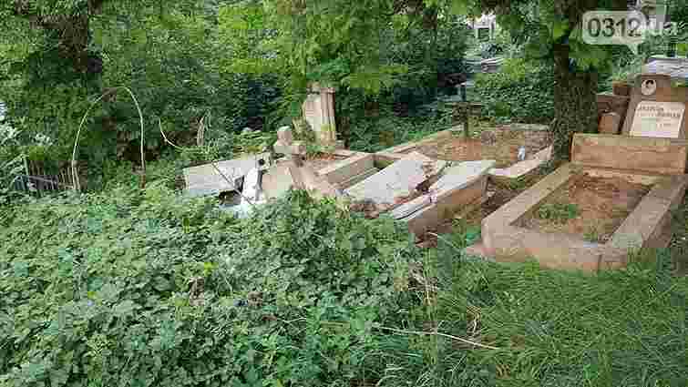 В Ужгороді вандали розтрощили надгробки на місцевому кладовищі
