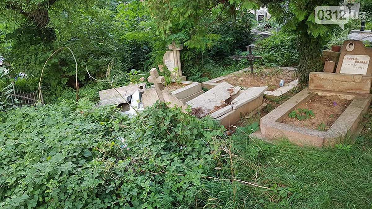 В Ужгороді вандали розтрощили надгробки на місцевому кладовищі