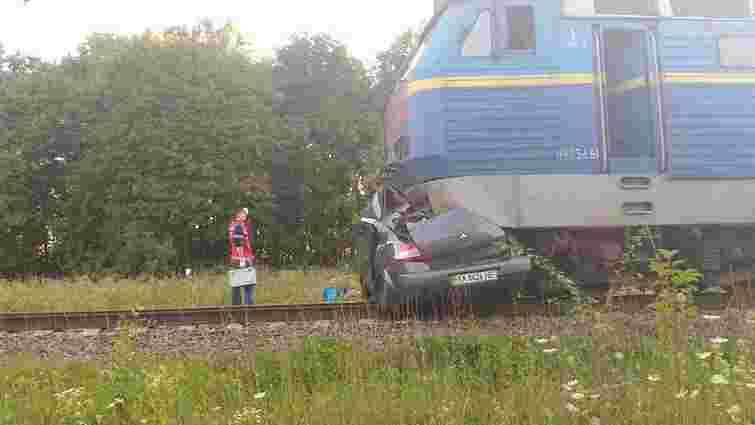 На Київщині після зіткнення автомобіля з потягом загинуло двоє людей