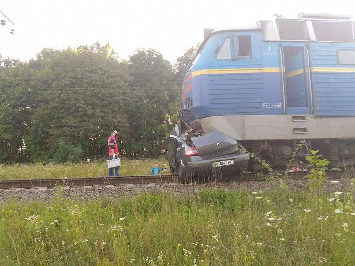 На Київщині після зіткнення автомобіля з потягом загинуло двоє людей