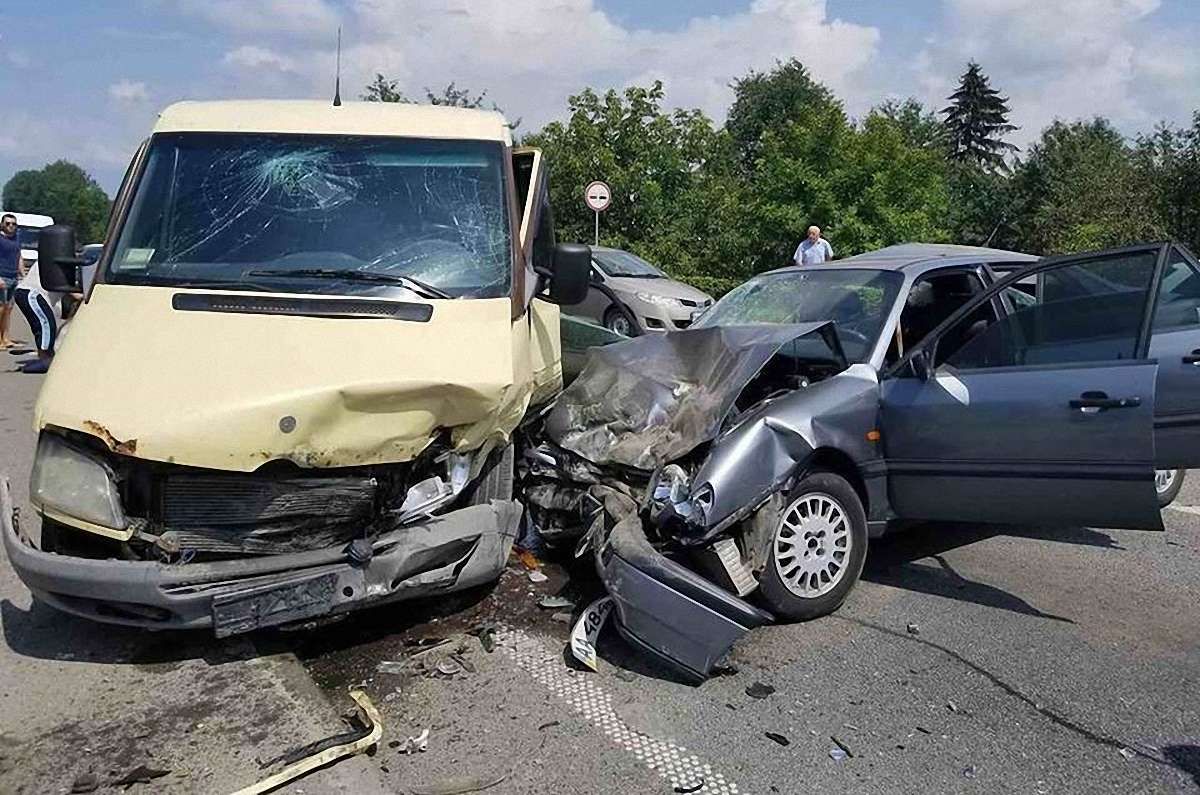 У потрійній ДТП на Львівщині постраждало восьмеро осіб