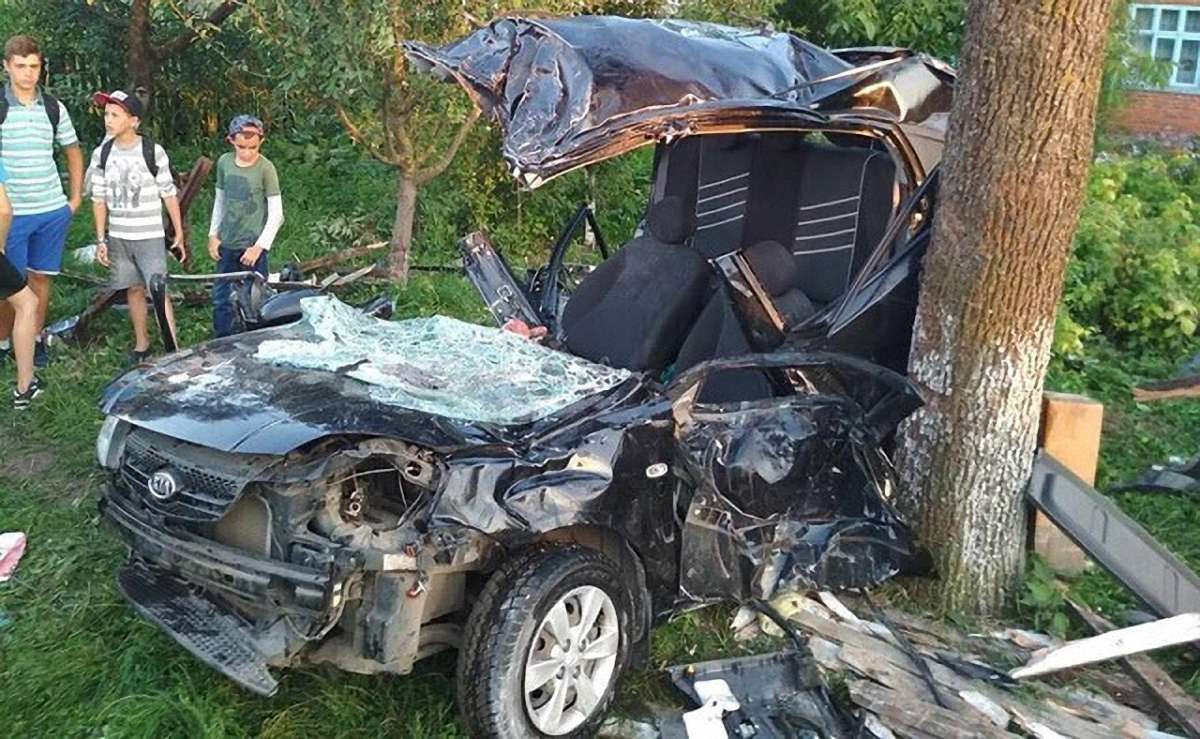 Унаслідок ДТП у Радехівському районі загинув водій та травмувалися четверо осіб
