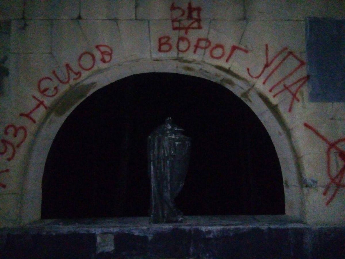Активісти С14 розмалювали могилу Миколи Кузнєцова у Львові