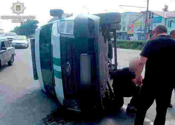 У Полтаві інкасаторський автомобіль влетів у поліцейську машину і перекинувся